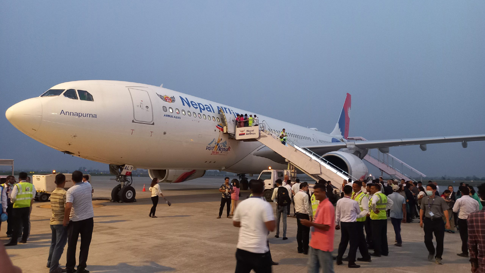 नेपाल एयरलायन्सले चार्टर्ड उडानमार्फत भैरहवामा अलपत्र यात्रुलाई काठमाडौँ ल्याउँदै