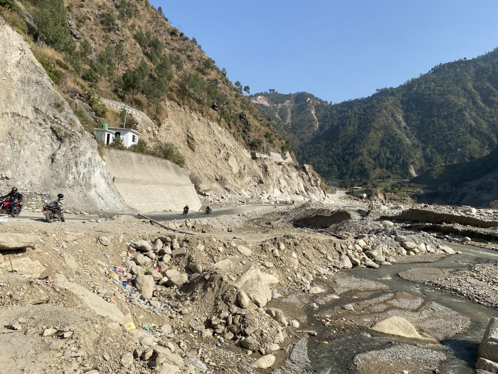 क्षतिग्रस्त बिपी राजमार्गमा अस्थायी सडक बनाइँदै