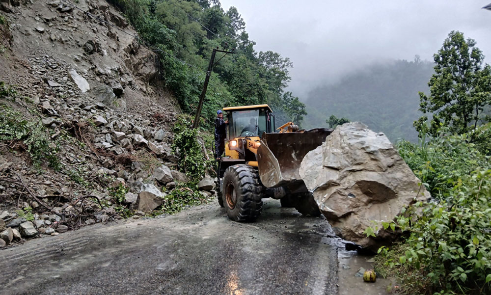 केही सडकमा अझै समस्या, जानकारी लिएर यात्रा गर्न विभागको अनुरोध