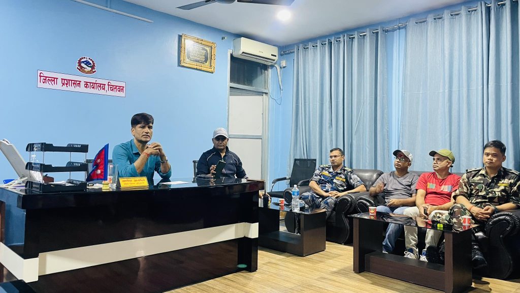 विपद्को उद्धारमा निरन्तर ‘फिल्ड’मै चितवनका प्रजिअ अर्याल