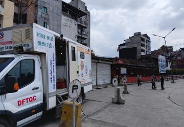 आकस्मिक बजार अनुगमन : बानेश्वरमा अखाद्य ‘रोज वाटर’ नष्ट,२२ थरी तरकारीको विषादी परीक्षण