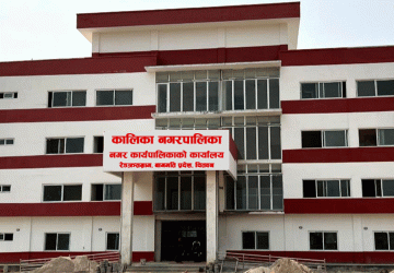 मौरीपालक किसानलाई परागकण बितरण