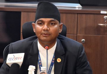 मुख्यसचिवको दौडमा रहेका सचिव पुष्कर ७ घण्टापछि श्रीमतीको जिम्मामा रिहा