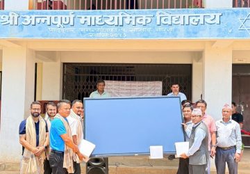 विद्यालयलाई प्रभु बैंकको स्मार्ट बोर्ड सहयोग